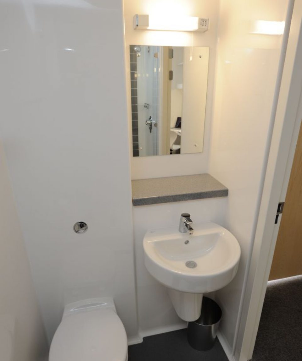 Hatfield-College-Lane-accomodation-en-suite-bathroom