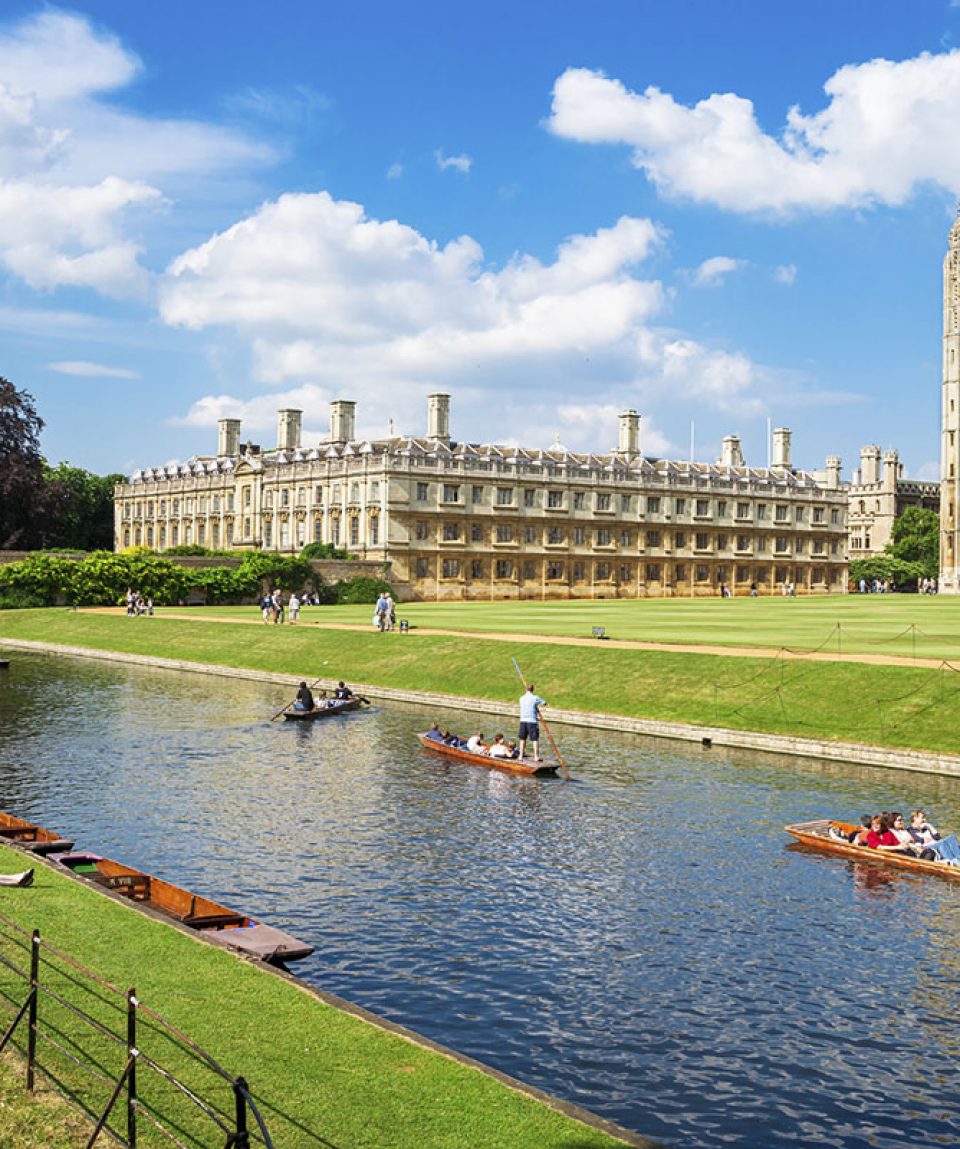 cambridge_Tourists-near-Kings-College-in-Cambridge-University-England